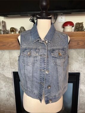 NWT Baccini Embellished Rhinestone Light Wash Women’s Denim Vest Size Medium